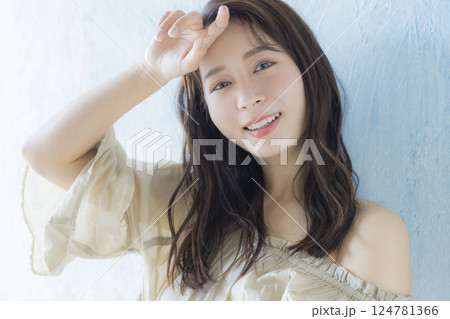 オフショルの女性　  124781366
