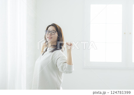 伸びをする女性 伸びをする女性 124781399