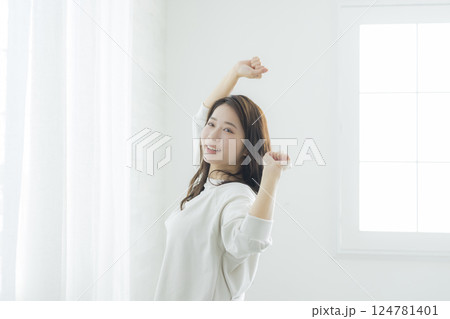 伸びをする女性 伸びをする女性 124781401
