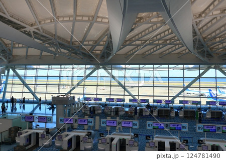 羽田空港第2ターミナル国際線ロビー　チェックインカウンター 124781490