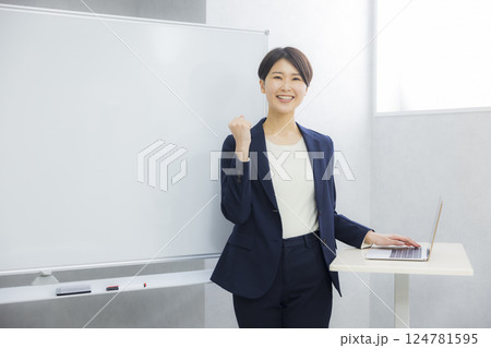 プレゼンをする若い女性 プレゼンをする若い女性 124781595