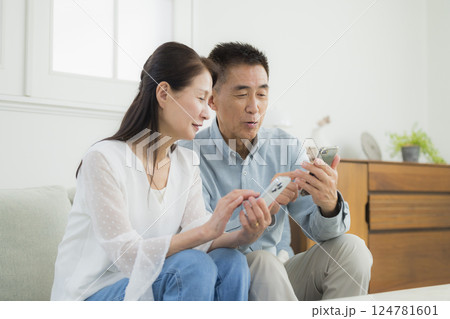スマホを見る夫婦 スマホを見る夫婦 124781601