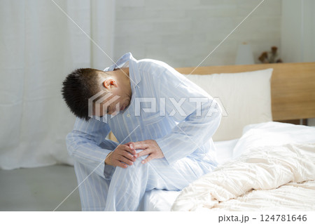 ベッドのシニア男性　 腰痛　関節痛 124781646