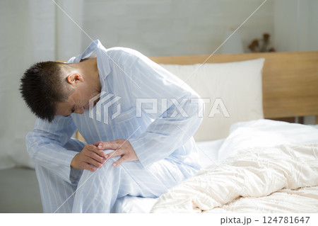 ベッドのシニア男性　 腰痛　関節痛 124781647