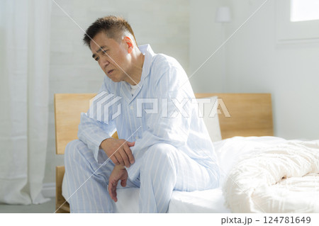 ベッドのシニア男性　 腰痛　関節痛 124781649