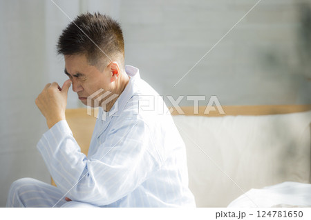 ベッドのシニア男性　 腰痛　関節痛 124781650