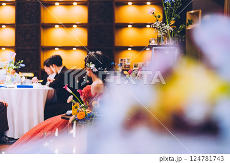 ＜ウェディングイメージ＞高砂に座る新郎新婦 124781743