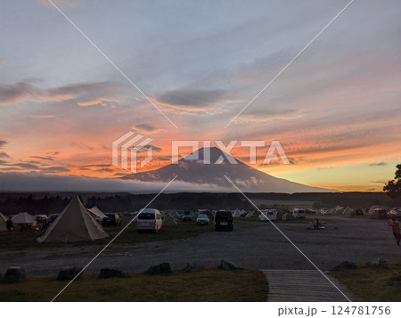 キャンプ場のマジックアワー 124781756