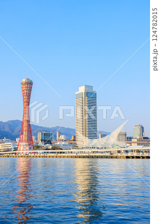 夕刻の春の神戸港　兵庫県神戸市 124782015