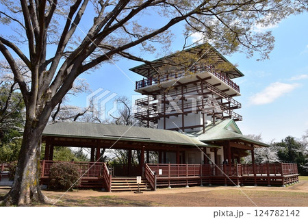川崎市 生田緑地枡形山展望台と新緑と満開桜 川崎市 生田緑地枡形山展望台と新緑と満開桜 124782142