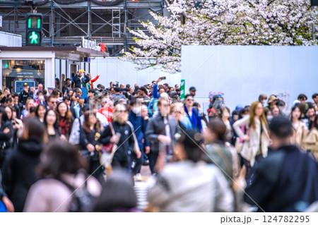 日本の東京都市景観緊宣5年…外国人観光客らで賑わう渋谷。緊急事態宣言から7日で5年…マ姿は撲滅… 124782295
