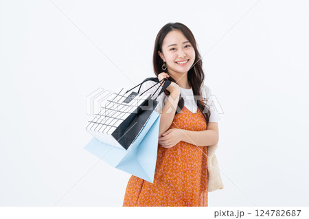 買い物をする若い女性 買い物をする若い女性 124782687