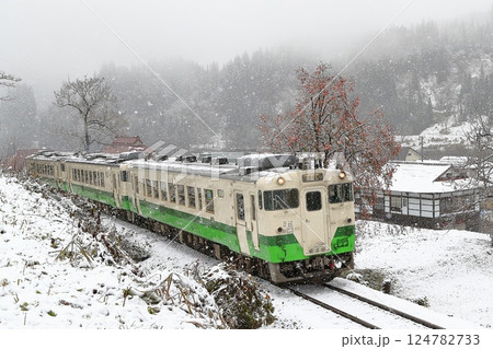 雪景色の只見線 124782733