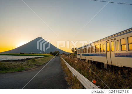 西大山駅から見る開聞岳の夕景 124782738