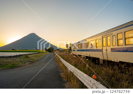 西大山駅から見る開聞岳の夕景 124782739