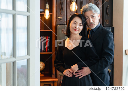 おしゃれな部屋で寄り添う熟年カップル おしゃれな部屋で寄り添う熟年カップル 124782792