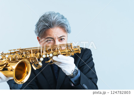 サックスを確認するミドルエイジ男性　鑑定士・リペアマン・楽器職人 124782803