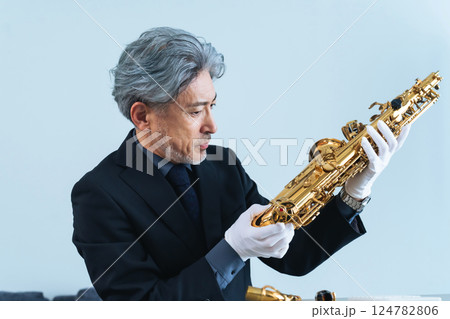 サックスを確認するミドルエイジ男性　鑑定士・リペアマン・楽器職人 124782806