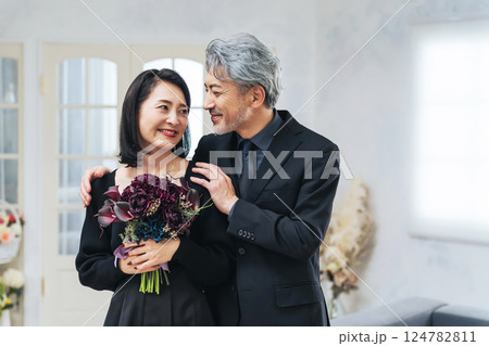 花束を持つ熟年カップル 花束を持つ熟年カップル 124782811