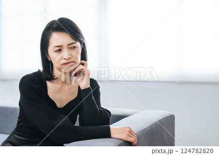 イライラするミドルエイジ女性 124782820
