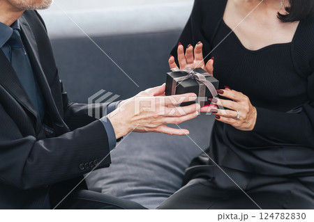 プレゼントを渡すミドルエイジカップル 124782830