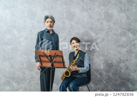 音楽教室でサックス演奏を教わる女性 124782836