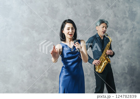 サックスを演奏する男性と歌う女性歌手 124782839