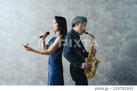 サックスを演奏する男性と歌う女性歌手 124782842