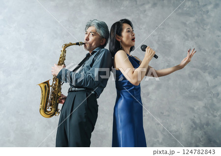 サックスを演奏する男性と歌う女性歌手 サックスを演奏する男性と歌う女性歌手 124782843