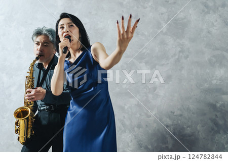 サックスを演奏する男性と歌う女性歌手 124782844