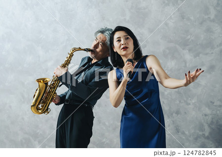 サックスを演奏する男性と歌う女性歌手 124782845