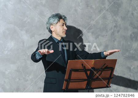 指揮をするミドルエイジ男性指揮者 124782846