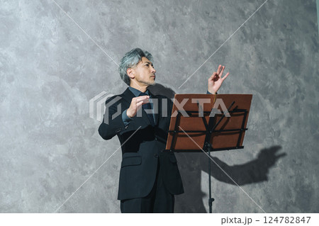 指揮をするミドルエイジ男性指揮者 124782847