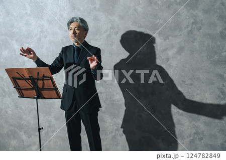 指揮をするミドルエイジ男性指揮者 124782849