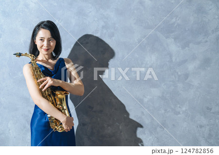 サックスを持つミドルエイジ女性 124782856