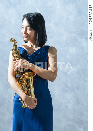 サックスを持つミドルエイジ女性 124782858