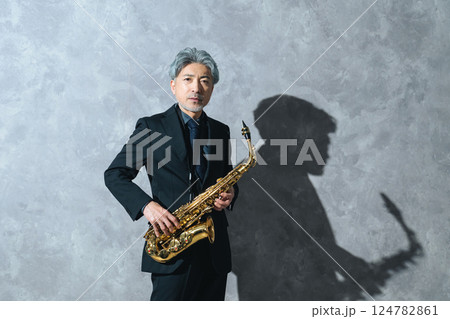 サックスを演奏するミドルエイジ男性 124782861