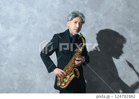サックスを演奏するミドルエイジ男性 124782862
