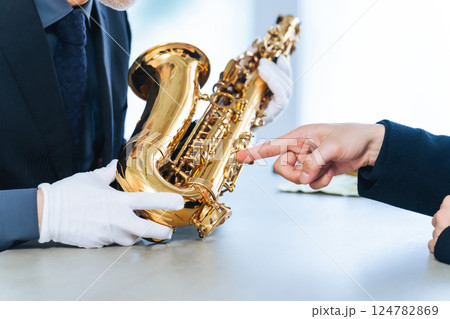 サックスを鑑定するミドルエイジ男性 124782869