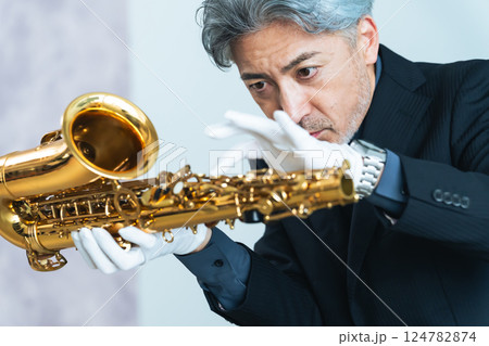サックスを確認するミドルエイジ男性　鑑定士・リペアマン・楽器職人 124782874