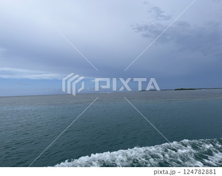 船から見るグアムの海 124782881
