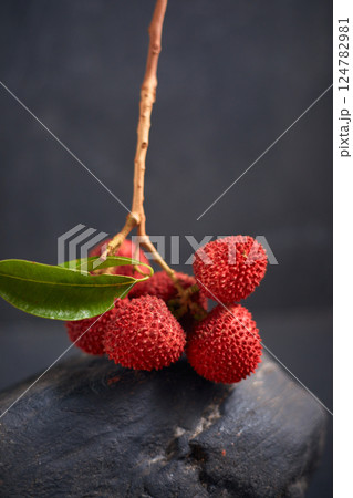 Fresh red lychee fruits with leaves 124782981