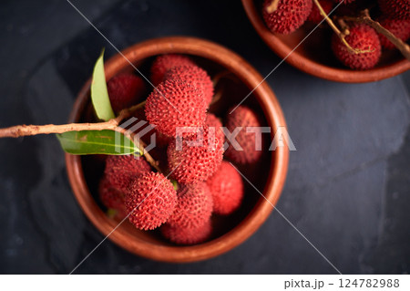 Fresh red lychee fruits with leaves 124782988