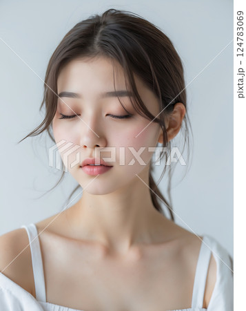 瞳を閉じる女性　ai 124783069