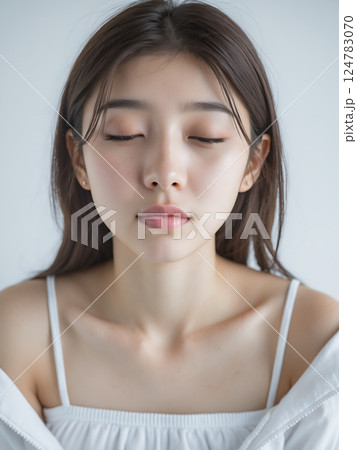 瞳を閉じる女性　ai 124783070