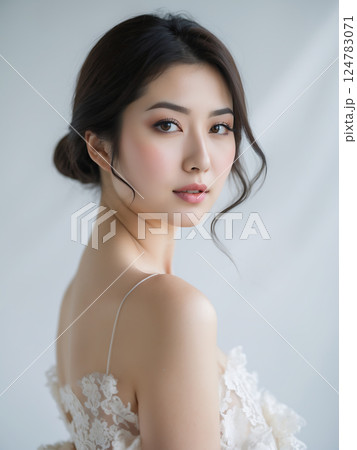 肩越しに見る女性　ai 124783071