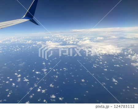 飛行機から見る海と空の眺め 飛行機から見る海と空の眺め 124783112