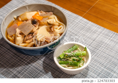 具だくさん肉うどんと小鉢の和食膳 具だくさん肉うどんと小鉢の和食膳 124783303