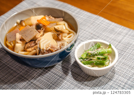 具だくさん肉うどんと小鉢の和食膳 具だくさん肉うどんと小鉢の和食膳 124783305