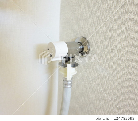 住宅で水道感に設置する住宅設備の止水栓 124783695